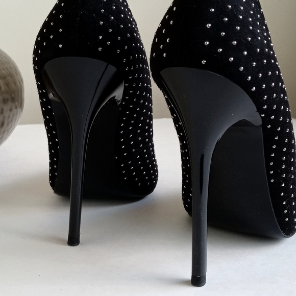 Zara Women’s Black Velvet 4 1/2" Heels with Silver Stud Detail 7.5 (38) - Picture 6 of 8